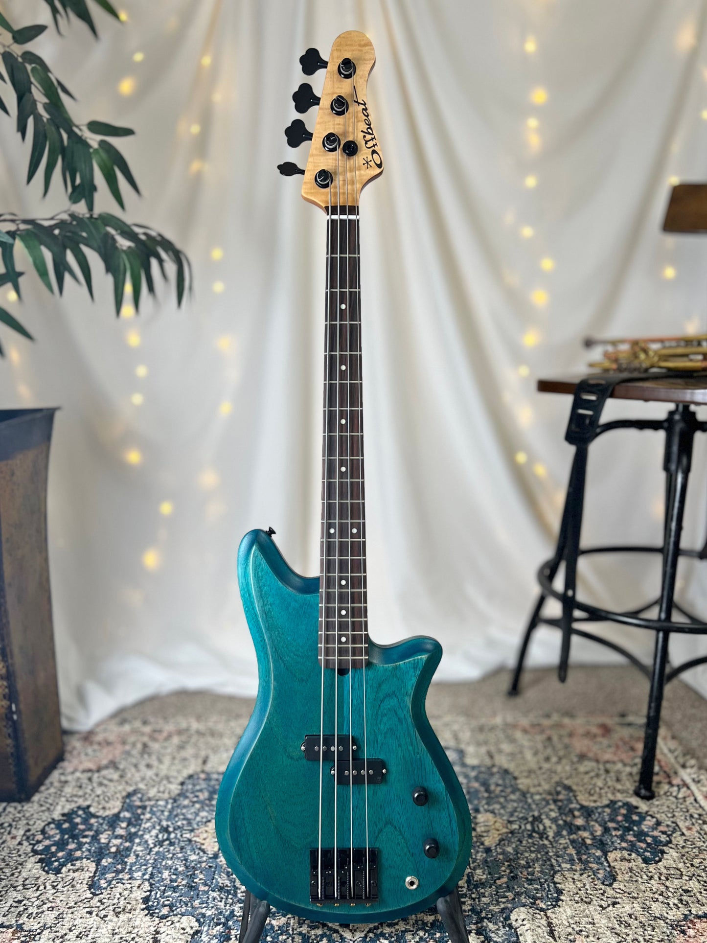 Offbeat Guitars Carved Top Traditional Series Shelby P 30-Inch Short-Scale Bass in Turquoise on Spanish Cedar with Nordstrand NP4 A3 Pickup - 2E072001 - Front Full